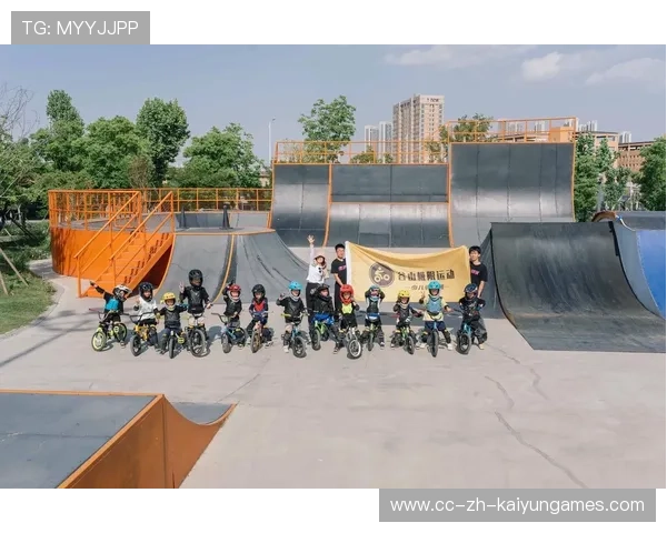 BMX 小轮车选手飞跃障碍近乎失重